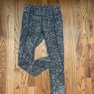 Lululemon wunder under black and white cropped leggings!